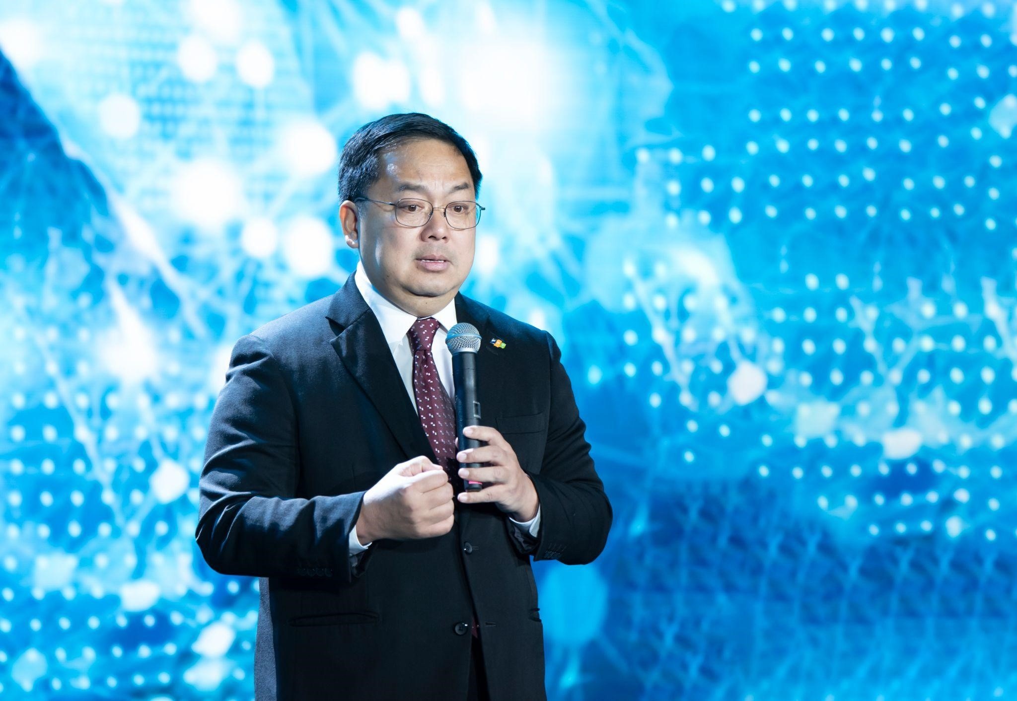 Chủ tịch Hoàng Nam Tiến chia sẻ về hành trình liều mình ‘bán mạng’ của FPT Telecom