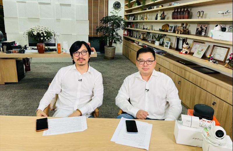 Chủ tịch Hoàng Nam Tiến livestream bán hàng cùng giáo sư Xoay